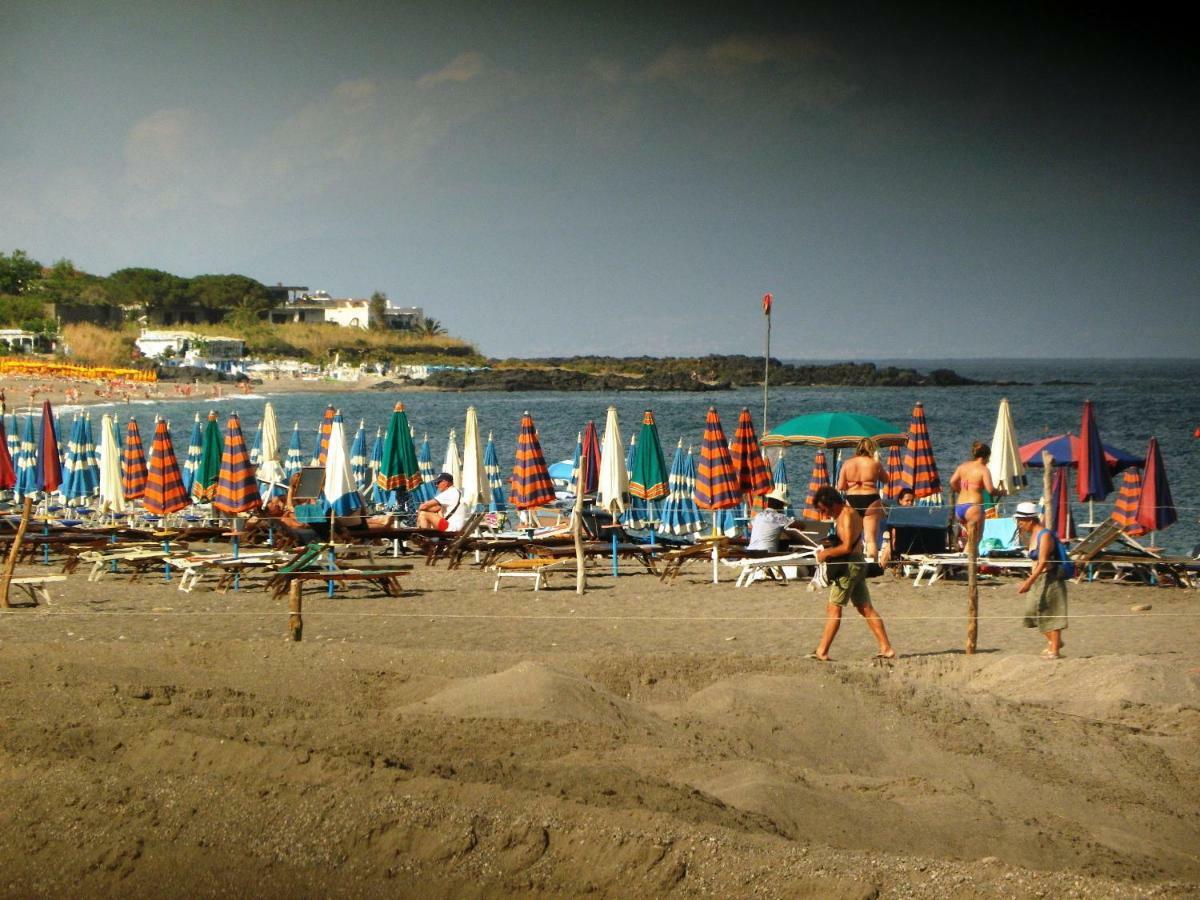 Pietre Nere Aparthotel Giardini Naxos Bagian luar foto